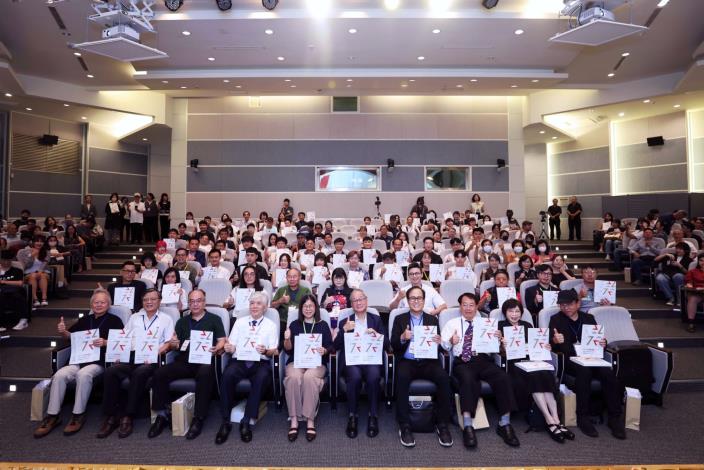 「114年全國美術展」今（27）日舉行頒獎典禮，文化部長李遠（前排右5）、國美館館長陳貺怡（左5）、評審委員蘇憲法（右4）等與本屆得獎者合影。