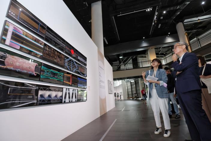 文化部長李遠參觀「114年全國美術展」，圖中為攝影類銀牌獎—陳受興〈通往彼方傳遞的介質〉。