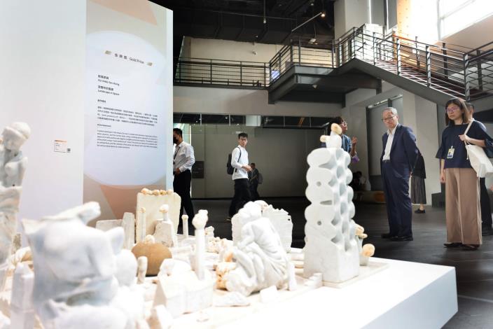 文化部長李遠參觀「114年全國美術展」，圖中為雕塑類金牌獎—歐陽彥興〈空間中的風景〉。