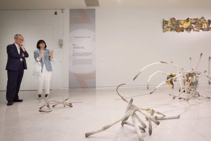 文化部長李遠參觀「114年全國美術展」，圖中為綜合媒材類銀牌獎—賴晟浩〈一個網路上看到的災難—建築物〉。