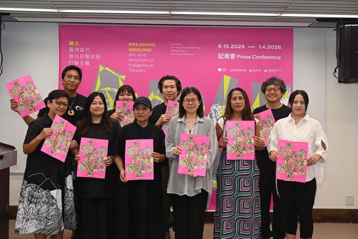 國美館長陳貺怡(前排右3)、策展人那高．卜沌（前排右2）、策展人賴駿杰（後排左3）及參展藝術家等人合影