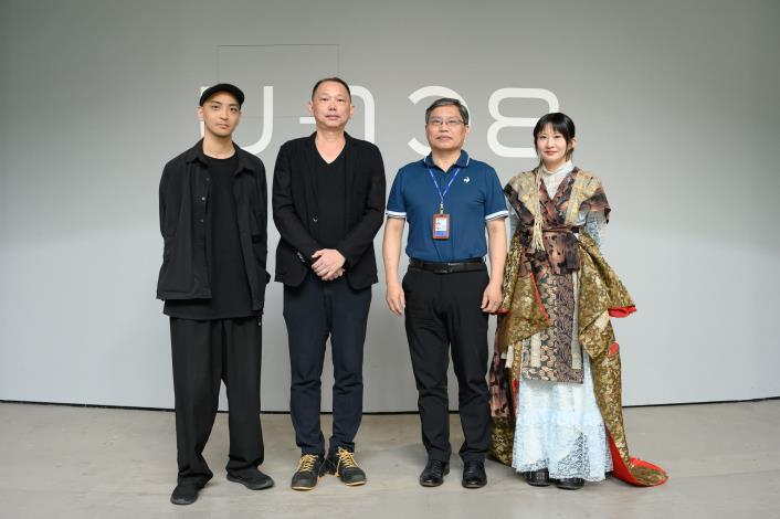 「虛迷山」展覽開幕式，國立臺灣美術館副館長汪佳政(右二)與藝術家姚瑞中(左二)、郭一(左一)、Meuko Meuko(右一)合影，國立臺灣美術館提供，攝影：ANPIS FOTO 王世邦