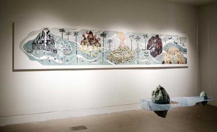 2_胡家瑜，〈洪水過後就有島嶼〉，2023，複合媒材（木刻版畫、壓克力塑膠板、紙漿），尺寸依場地而定，藝術家提供。圖片由美國當代原住民藝術博物館提供。