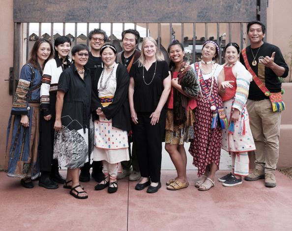 6_參展藝術家與策展團隊合影，左起藝術家武玉玲助理高靜怡、藝術家林安琪、張恩滿、馬躍‧比吼、余欣蘭、策展人國美館賴駿杰副研究員、策展人美國原住民當代藝術博物館曼努伊拉．威爾‐歐福‐曼博士、藝術家林介文、策展人那高．卜沌、藝術家宜德思．盧信、伊祐．噶照。圖片由美國當代原住民藝術博物館提供。