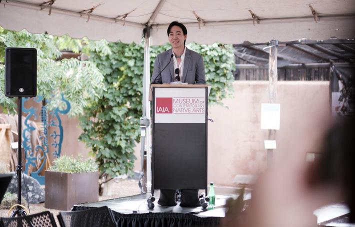 5_駐洛杉磯台北經濟文化辦事處楊博容領事現場致詞，圖片由美國當代原住民藝術博物館提供。