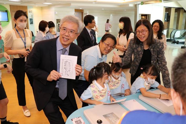 國美館長陳貺怡(右1)、嘉基副院長陳明晃(左2)與小朋友一起參與國美館捐贈教具的互動體驗活動。