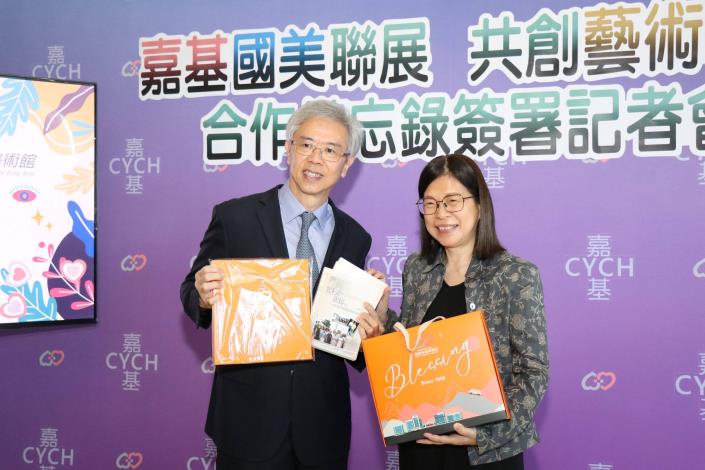 國美館長陳貺怡(右)與嘉基副院長陳明晃代表簽署合作備忘錄後合影