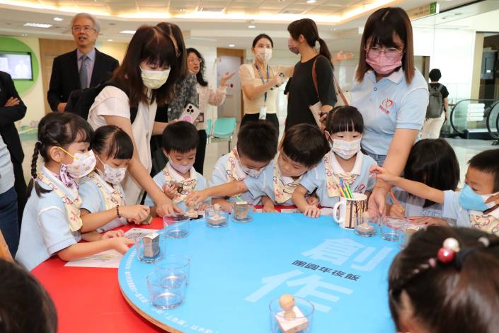 國美館提供「版印年畫教育展示體驗區」展覽教具與展示設備,讓民眾在就醫過程中,也能接觸到藝術。