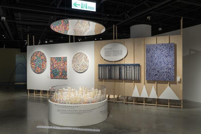 莊惠琳作品〈細胞城市〉表現微觀世界中的城市景觀，回應張永村《文明的躍昇》系列作品。