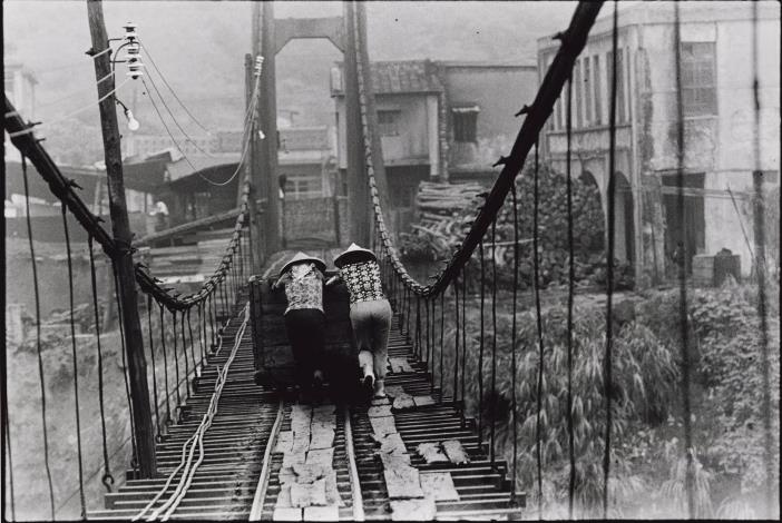 國美典藏_梁正居_礦場女工(北勢溪)_Women Working at the Bei Shih Hsi Mine (Female Miners at Bei Shih River) by Liang Cheng-Chu  Hung Jui-Lin