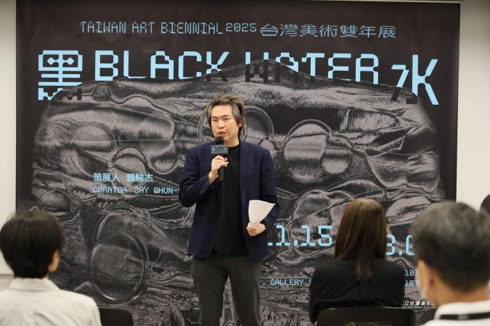 策展人賴駿杰致詞