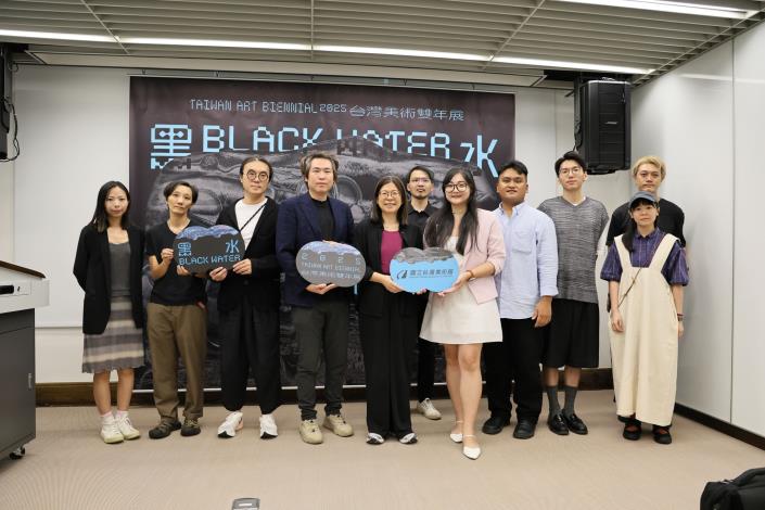 國美館長陳貺怡（左5）、策展人賴駿杰（左4）及參展藝術家等人合影