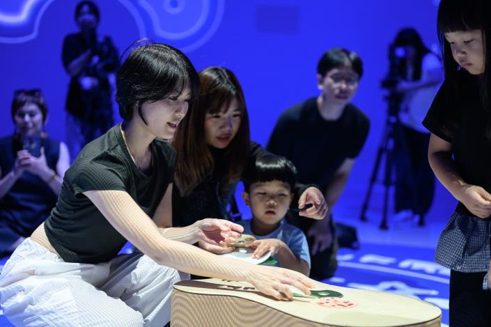 5_「天空寫下的故事」開幕式現場觀眾與作品互動，國立臺灣美術館提供，攝影：ANPIS FOTO 王世邦