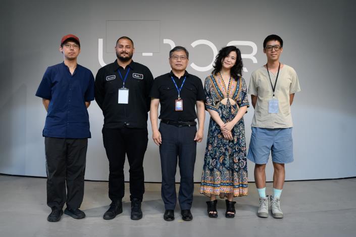 1_「天空寫下的故事」展覽開幕式，國立臺灣美術館副館長汪佳政(中)與創作團隊徐叡平(右二)、葉博允(右一)、黃偉軒(左一)、Haamid Rahim(左二)合影，國立臺灣美術館提供，攝影：ANPIS FOTO 王世邦