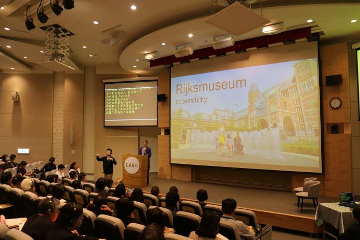 荷蘭國家博物館近用經理卡特琳娜・德內坎普女士在主題演講說明近用經理作為企畫幕僚的組織架構