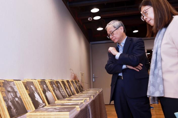 「家庭美術館—美術家傳記叢書」今年度發表10本藝術家傳記，文化部長李遠（左）逐一翻閱瞭解。JPG
