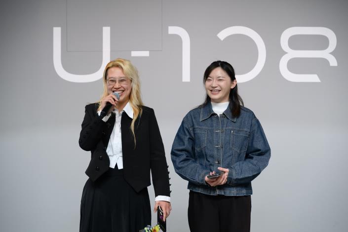 「結界—灶跤」展覽開幕式，藝術家張晏慈(右)與范佐伊(左)致詞，國立臺灣美術館提供，攝影：ANPIS FOTO王世邦