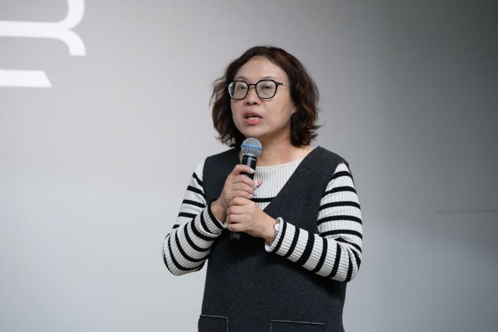 「結界—灶跤」展覽開幕式，貴賓國立中央大學通識教育中心教授王俐容致詞，國立臺灣美術館提供，攝影：ANPIS FOTO王世邦