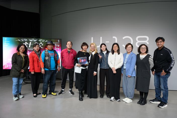 「結界—灶跤」展覽開幕式，國立臺灣美術館館長陳貺怡(右四)與藝術家張晏慈(右五)、藝術家范佐伊(中)及與會貴賓合影，國立臺灣美術館提供，攝影：ANPIS FOTO王世邦