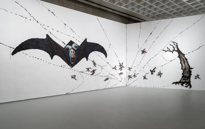 圖14_法國藝術家Annette Messager經典作品 - Les Chimères。