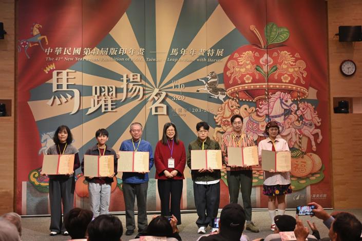 國美館長陳貺怡（中）及首獎得獎者合影