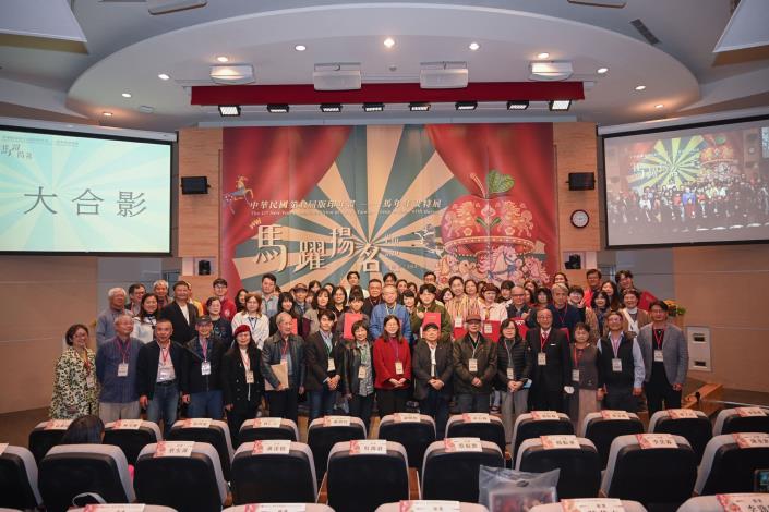 國美館長陳貺怡（前排右8）、評審委員及所有得獎者等與會貴賓大合影