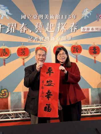 國美館長陳貺怡（右）與李轂摩老師合照