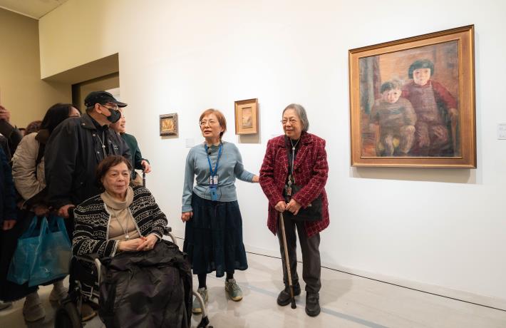 策展人薛燕玲（中）導賞，左為廖繼春二代家屬廖美惠女士，右為廖繼春二代家屬廖敏惠女士