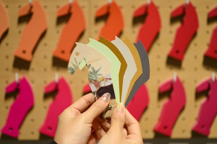 島嶼拾色 感動馬國美特展_「拾色趣-馬上祝福」體驗區 (1)典藏作品色票