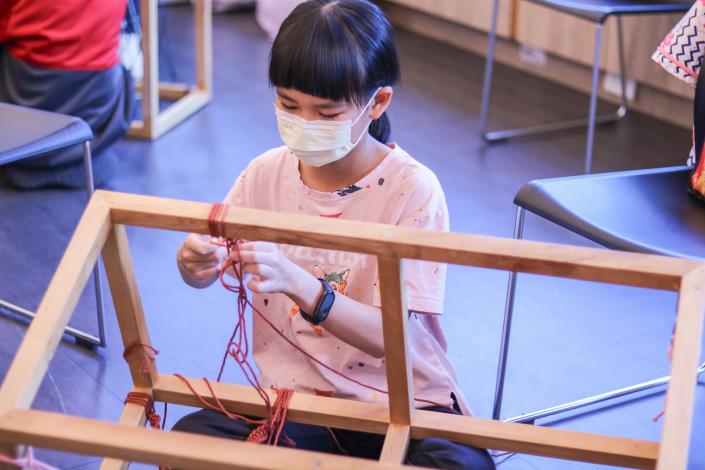 8.禮物循環站：木箱再製工作坊，4月底我們將邀各位夥伴們將遊色場的創作帶回家，將藝術品整理打磨成為家裡的小矮櫃、小椅子、小家具。照片為2024兒童月自遊樂園共創過程。