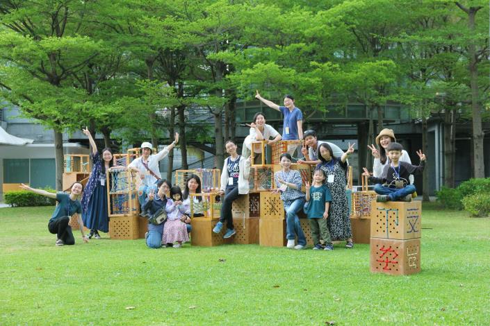 2.遊色場：混色×循環站，將滿載過去兒童月創作的精神與回憶，再變身為全新的創作。照片為2024兒童月自遊樂園共創後合照。