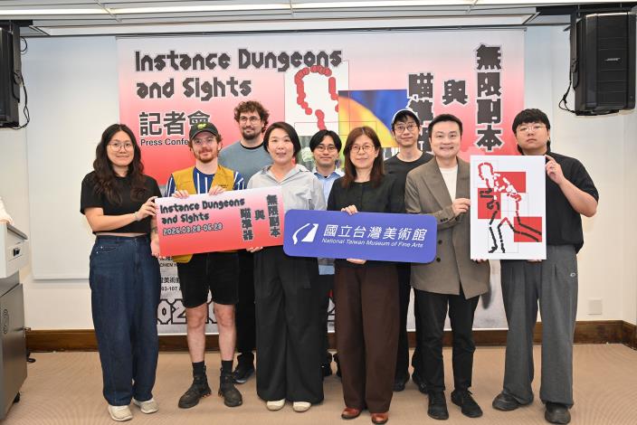 國美館長陳貺怡（前排左四）、策展人陳湘汶（前排左三）及來自國內外的參展藝術家於記者會合影