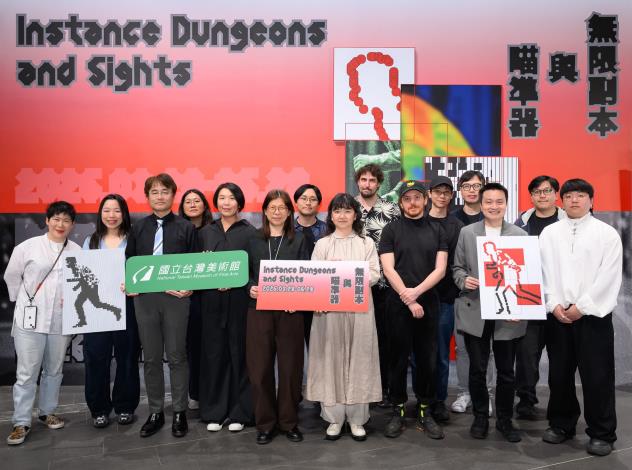 4. 國美館「無限副本與瞄準器」開幕式貴賓合影，文化部政務次長李靜慧（前排右4）、國美館長陳貺怡（前排右5）、策展人陳湘汶（前排右6）、參展藝術家等人。