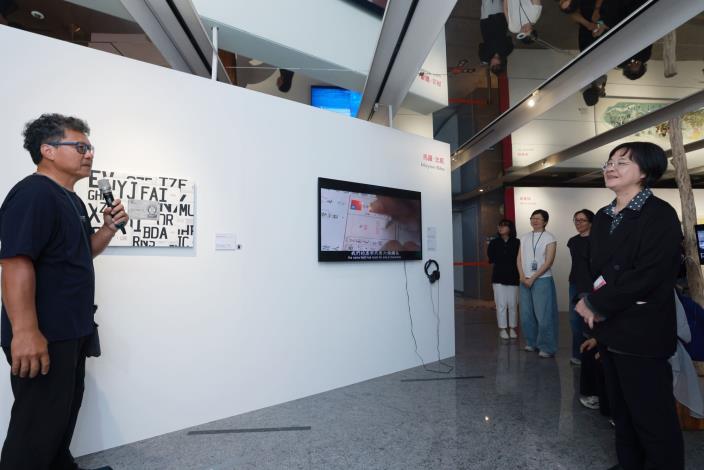 「破土：臺灣當代原住民藝術與行動主義」臺北展23日開展，藝術家馬躍‧比吼（Mayaw Biho）說明，文化部次長徐宜君（右）參觀展覽。