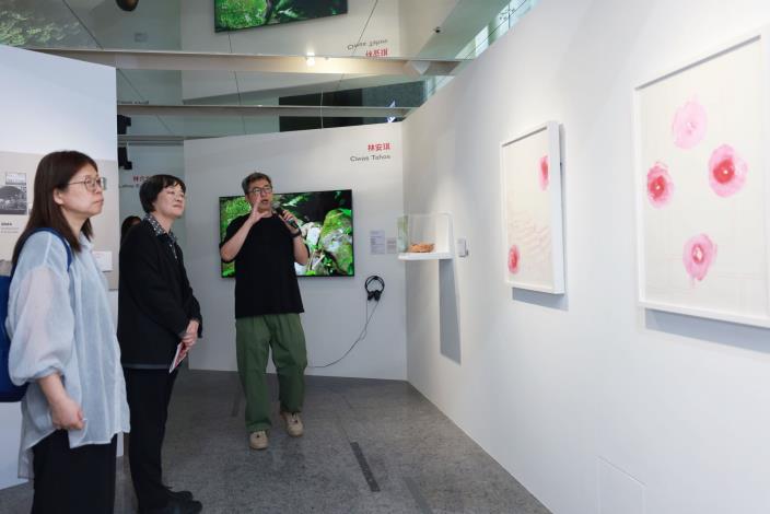 策展人賴駿杰導覽情形