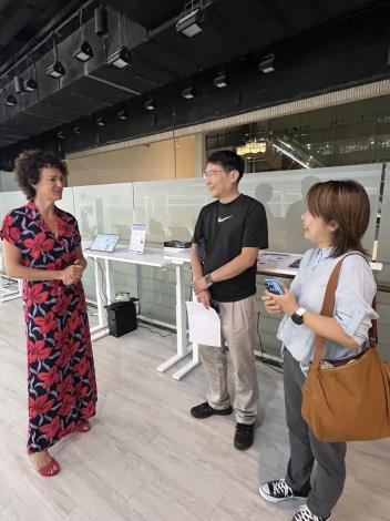 藝術家Dorien Dijkhuis（左）與西苑高中老師現場互動