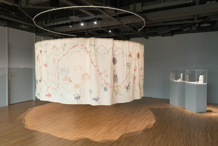 梅塔．梅莉達，《Wanai Saiji：the shape of being／存在的形式》，2025，裝置、棉布刺繡與文獻檔案，尺寸依展場而定，藝術家提供。攝影：林玟伶。鳳甲美術館展覽現場