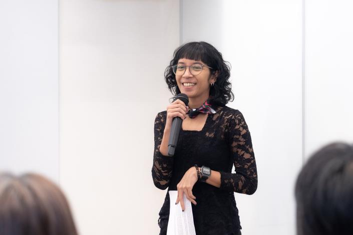 藝術團體鱷魚背（Gegerboyo）成員安嘉莉．娜妍吉塔（Anjali Nayenggita）致詞