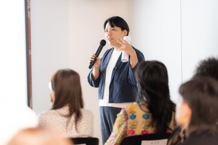 策展人呂佩怡介紹2026亞洲藝術雙年展展題及參展藝術家作品