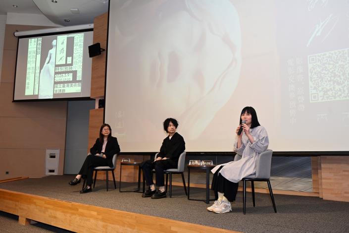 國美館長陳貺怡(左)、《甘露水》紀錄片導演黃邦銓(中)及林君昵(右)映後座談分享，現場互動熱烈。