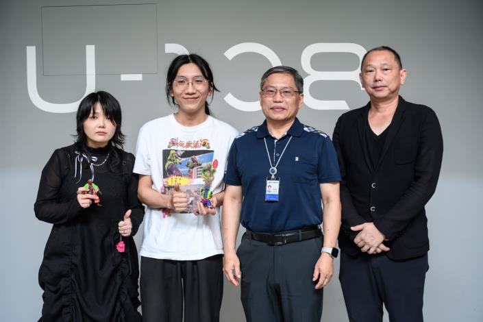 01_「地獄懺」展覽開幕式，國立臺灣美術館副館長汪佳政(右二)與藝術家姚瑞中(右一)、海闊拉帝成員陳誌陽(左二)、閔詩涵(左一)合影，國立臺灣美術館提供，攝影：蔡鴻民Hank TSAI