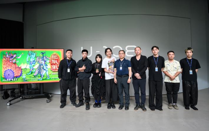 02_「地獄懺」展覽開幕式，國立臺灣美術館副館長汪佳政(中)與創作團隊合影，國立臺灣美術館提供，攝影：蔡鴻民Hank TSAI.jpg