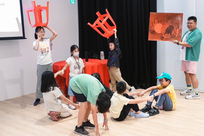 附圖3、國家語言視覺藝術體驗營往年活動回顧：打造趣味的台語學習空間，𤆬學員欣賞藝術