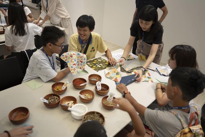 Ben Aziza specially designed workshops for children in Taiwan, targeting groups aged 12 to 15. 