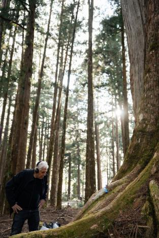 NTMOFA residency artist Bill Fontana conducting sonic fieldwork and sound collection in Alishan (1)