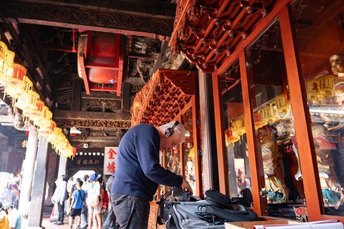 NTMOFA residency artist Bill Fontana conducting sonic fieldwork and sound collection in Lukang Tianhou Temple