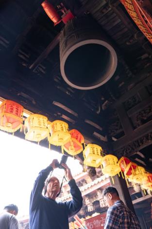 NTMOFA residency artist Bill Fontana conducting sonic fieldwork and sound collection in Lukang Tianhou Temple (1)