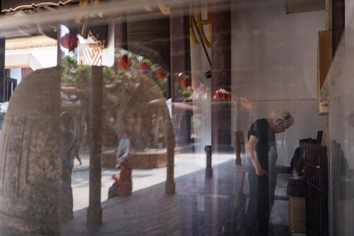 NTMOFA residency artist Bill Fontana conducting sonic fieldwork and sound collection in Lugang Longshan Temple (1)