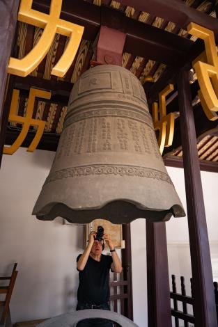 NTMOFA residency artist Bill Fontana conducting sonic fieldwork and sound collection in Lugang Longshan Temple