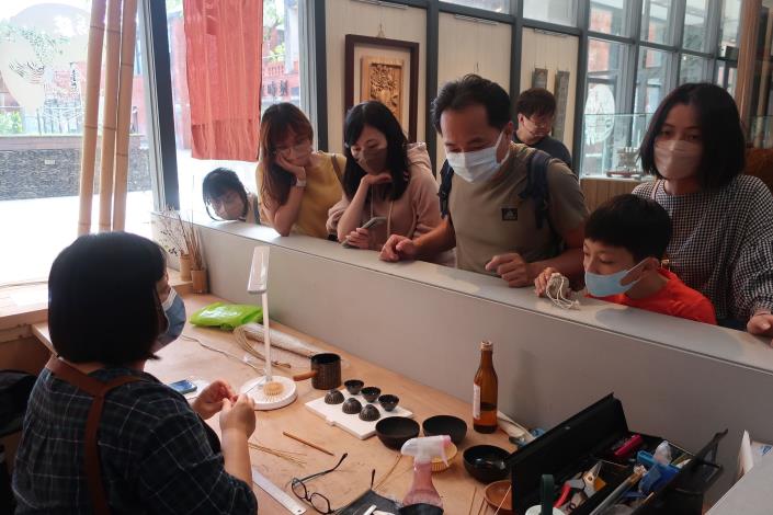 在傳藝工坊可以看到工藝師現場創作的過程